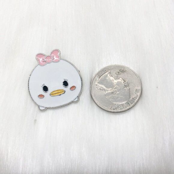 🔮 5/$25 Disney Daisy Duck Tsum Tsum Pin - Picture 2 of 3